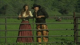 Красивый секс на ферме под деревом с минетом и трахом замужней девки