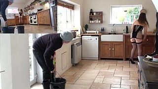 Измена зрелой домохозяйки с мойщиком окон с минетом на кухне и еблей раком